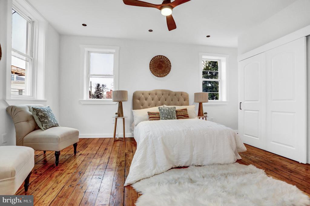 903 W 37TH STREET