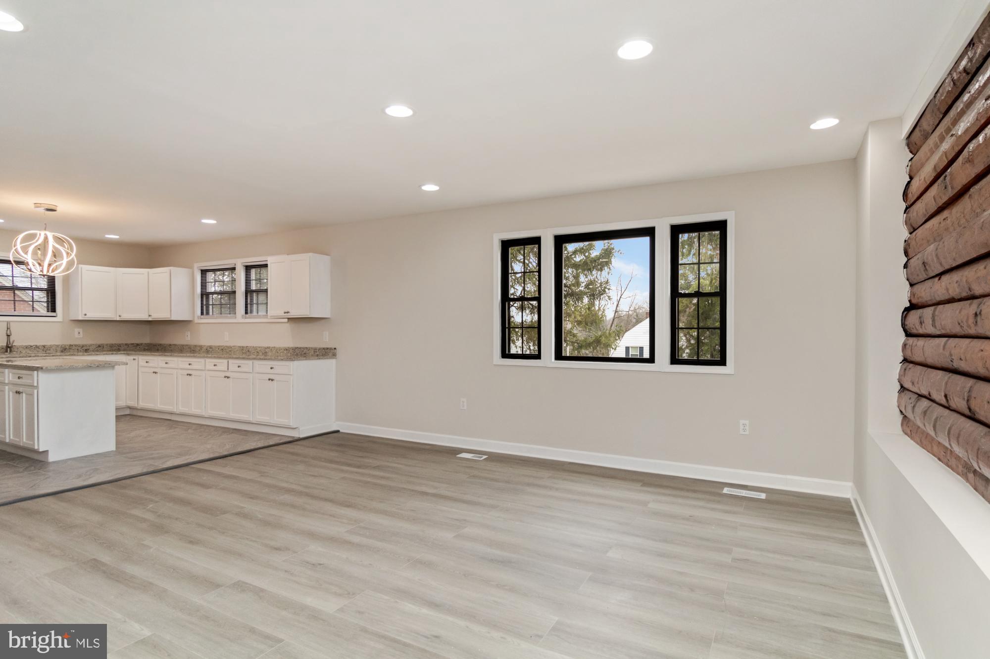 2315 LYNDHURST AVENUE