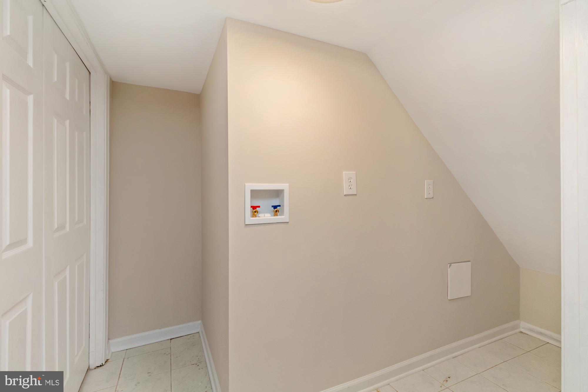 2315 LYNDHURST AVENUE