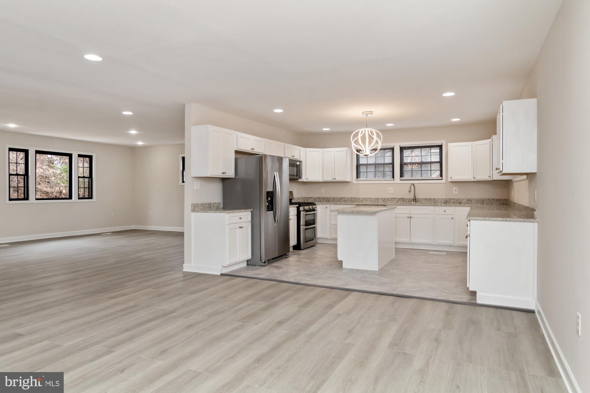 2315 LYNDHURST AVENUE