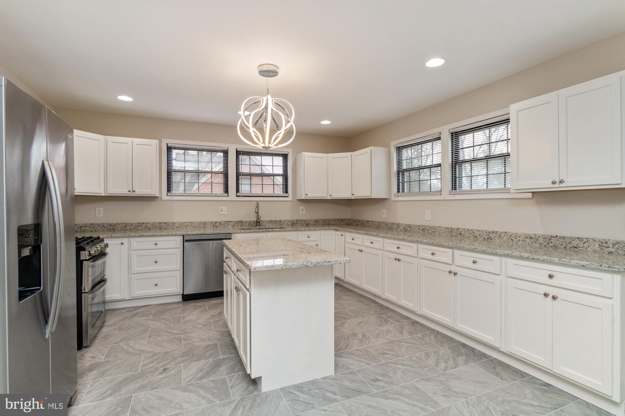 2315 LYNDHURST AVENUE