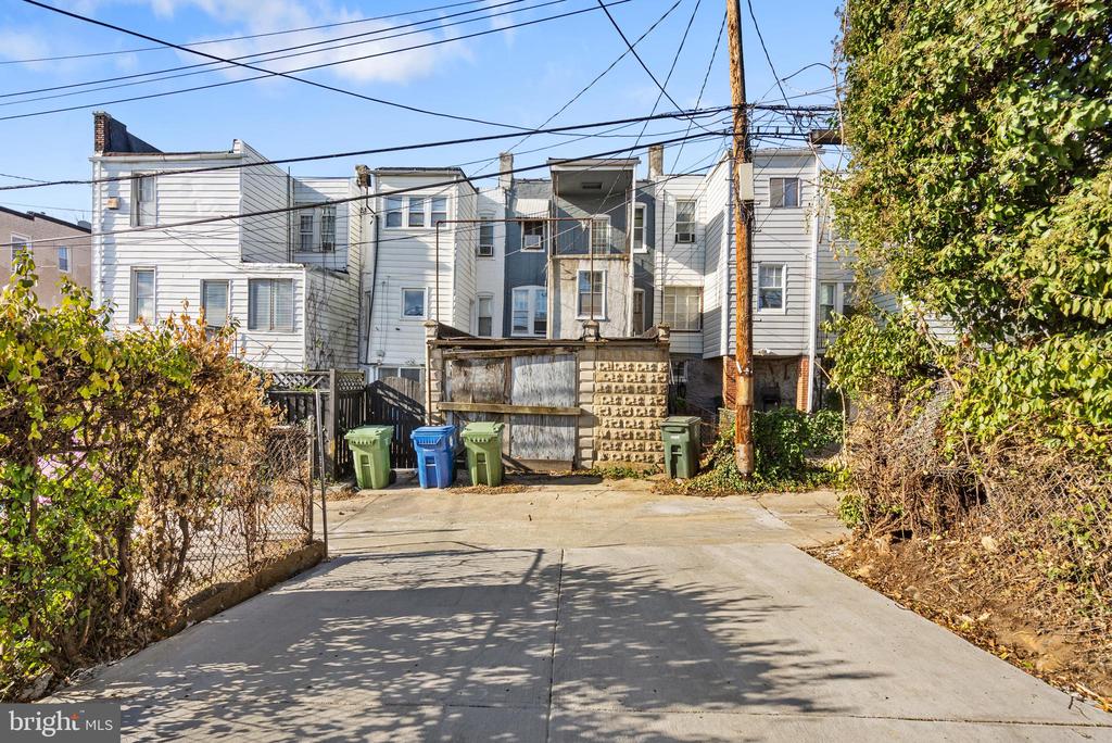 2004 RUXTON AVENUE
