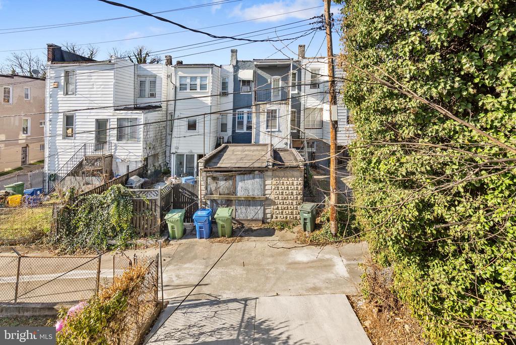 2004 RUXTON AVENUE