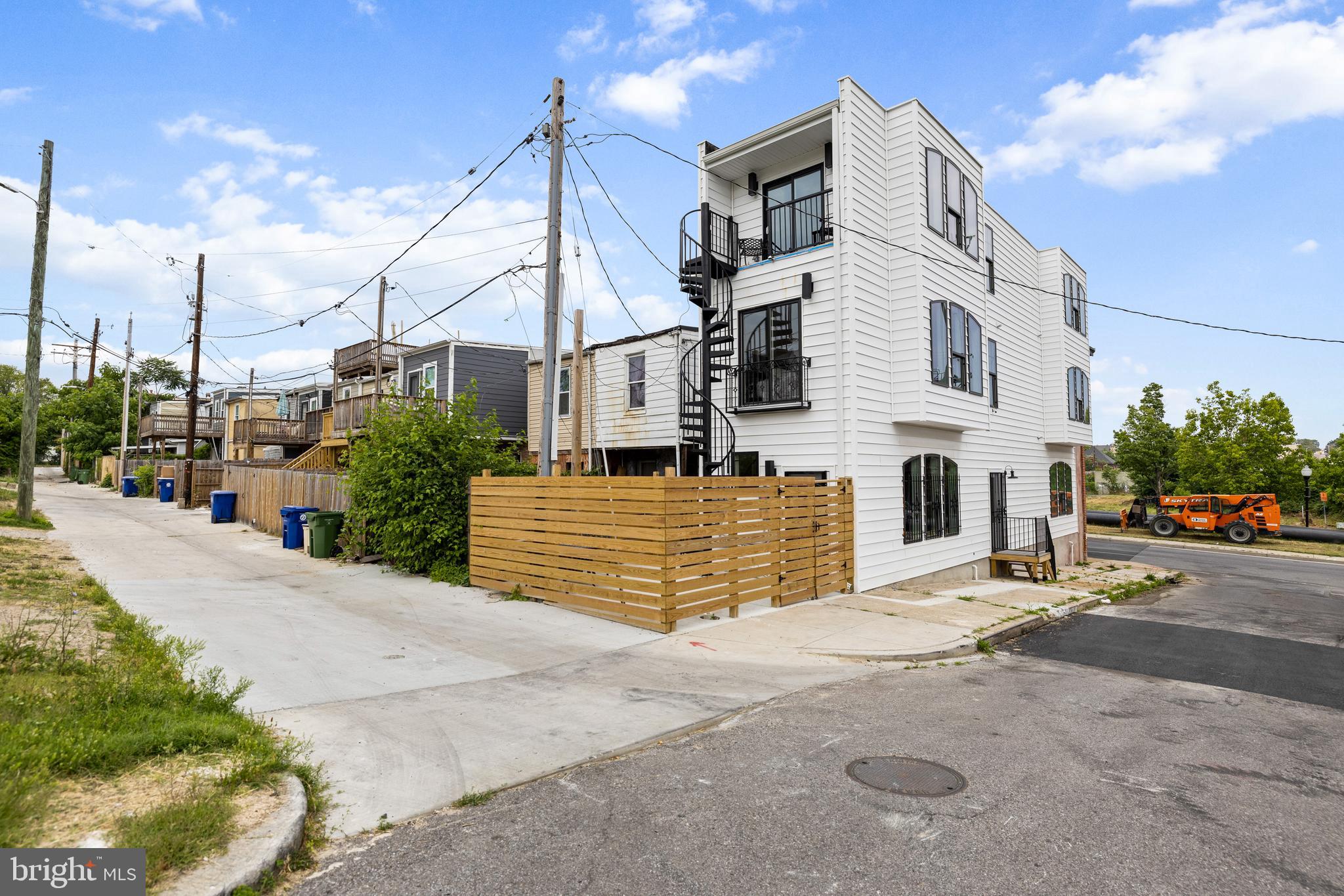 1406 N BROADWAY