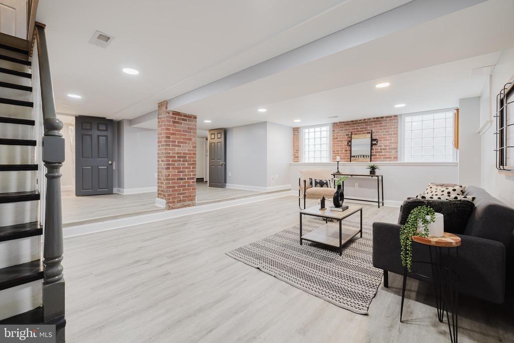 4246 PARKSIDE DRIVE