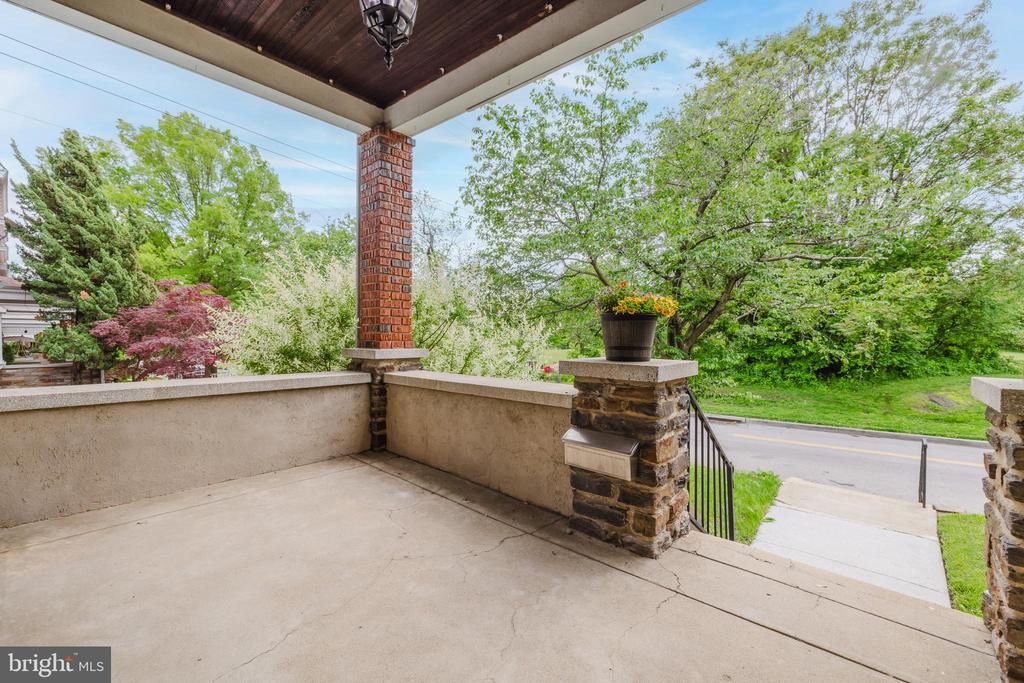 4246 PARKSIDE DRIVE
