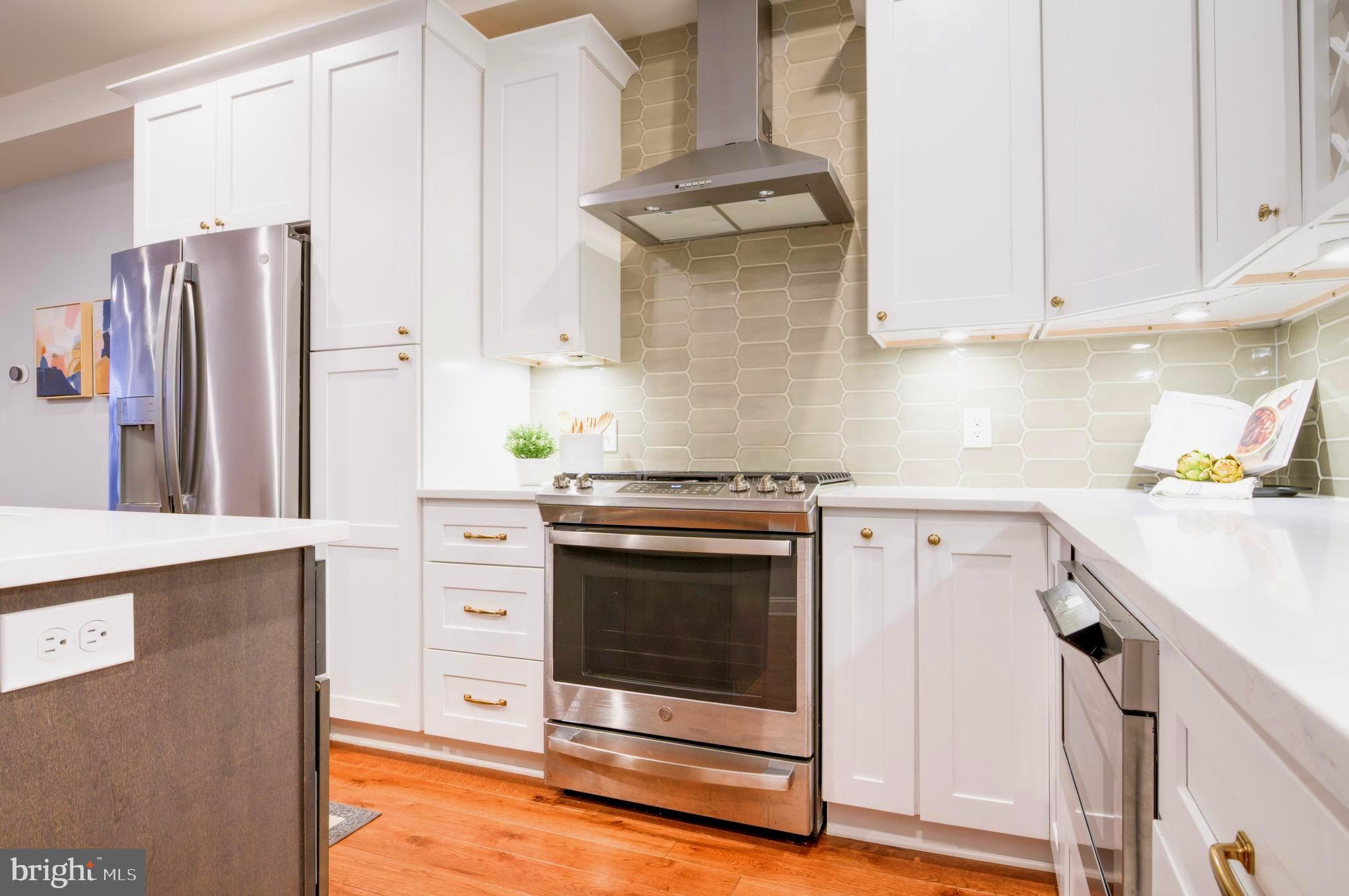 107 W CLEMENT STREET