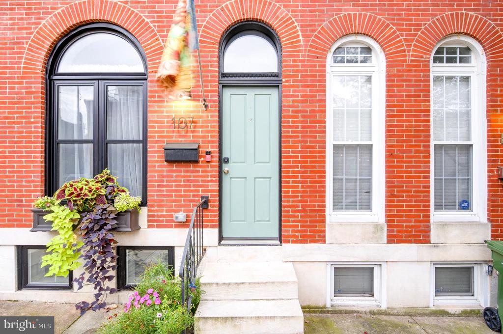 107 W CLEMENT STREET