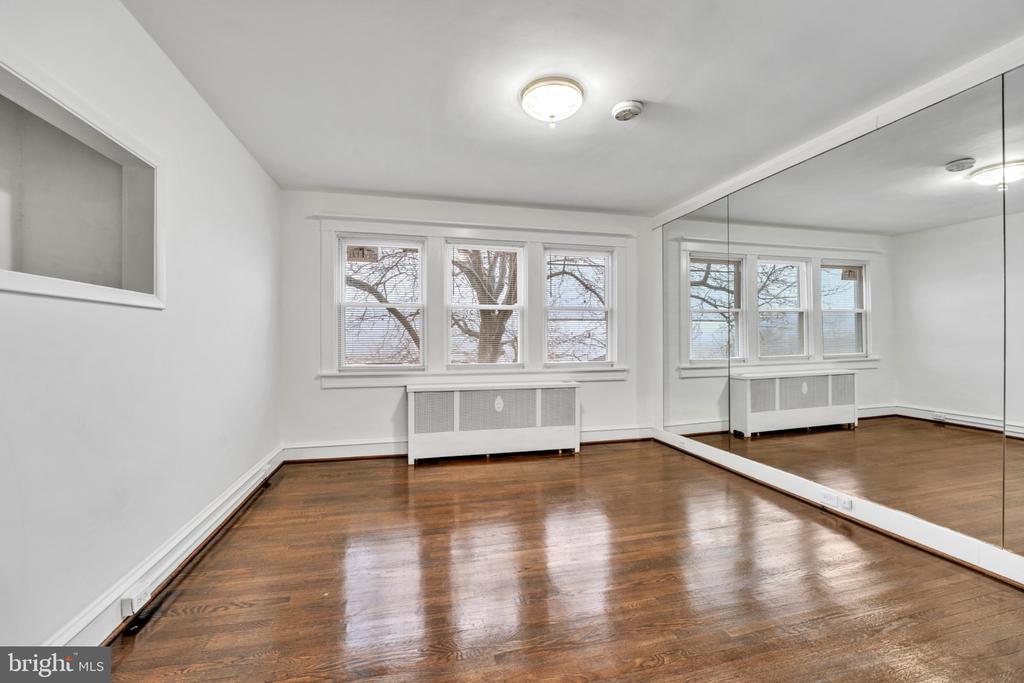 2219 CHESTERFIELD AVENUE