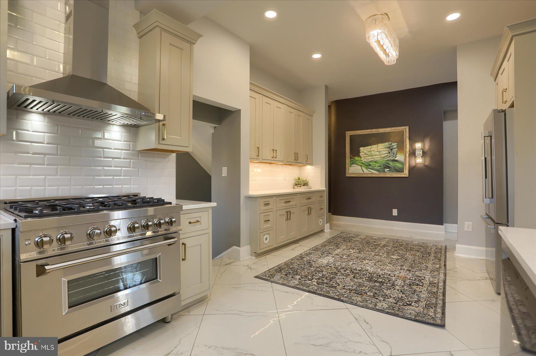 818 W UNIVERSITY PARKWAY