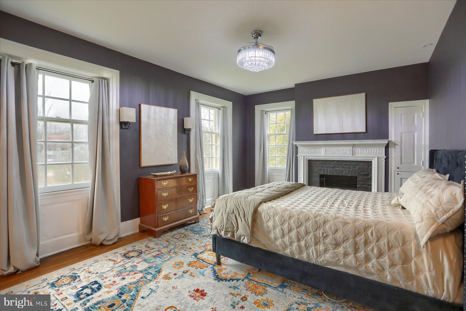 818 W UNIVERSITY PARKWAY