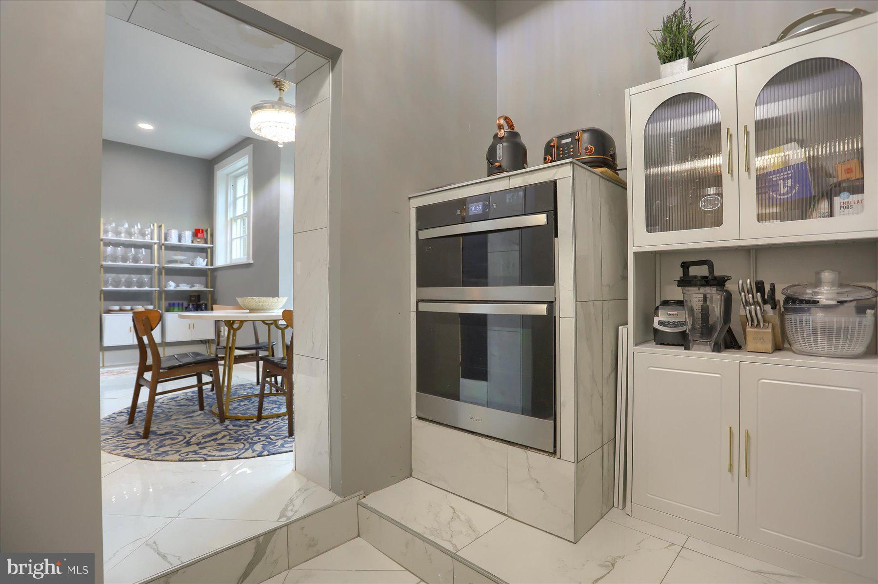 818 W UNIVERSITY PARKWAY