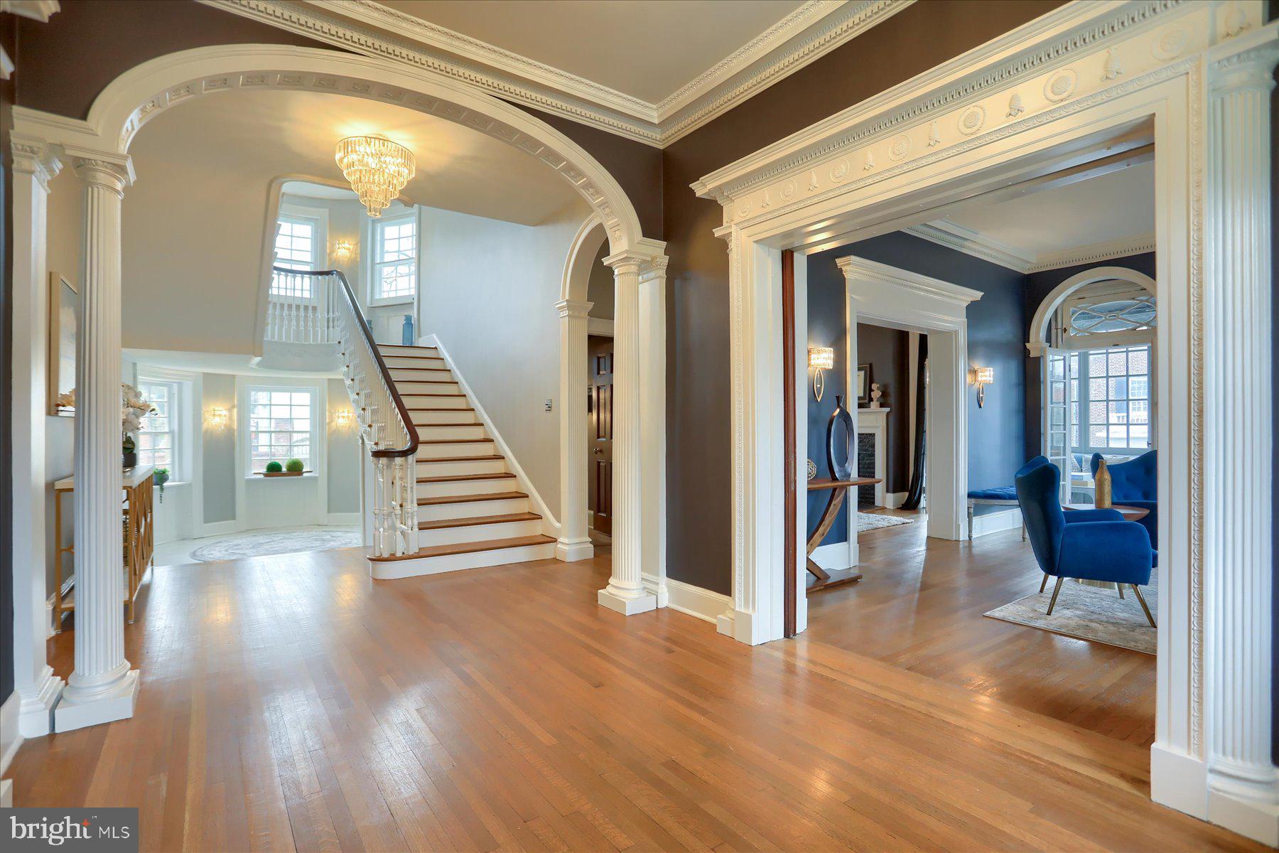 818 W UNIVERSITY PARKWAY