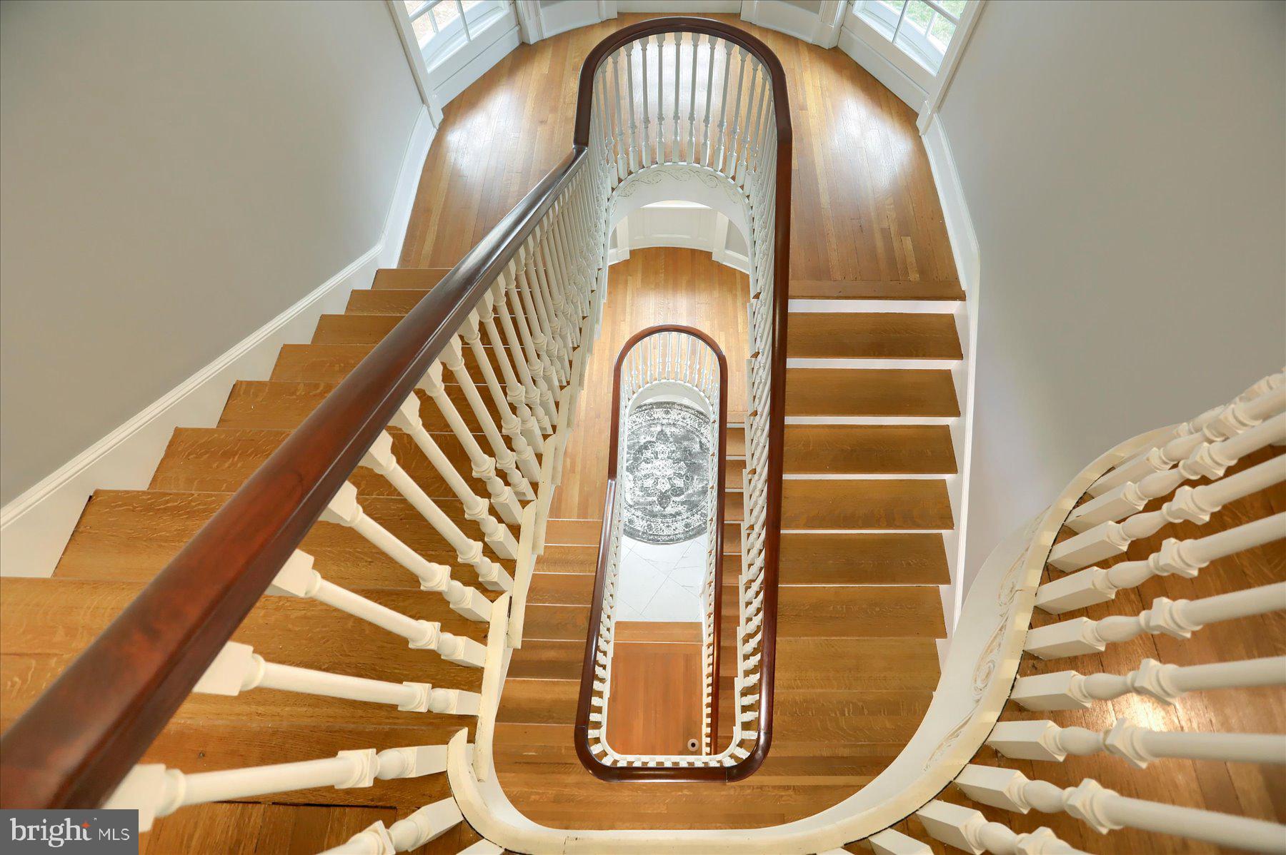 818 W UNIVERSITY PARKWAY