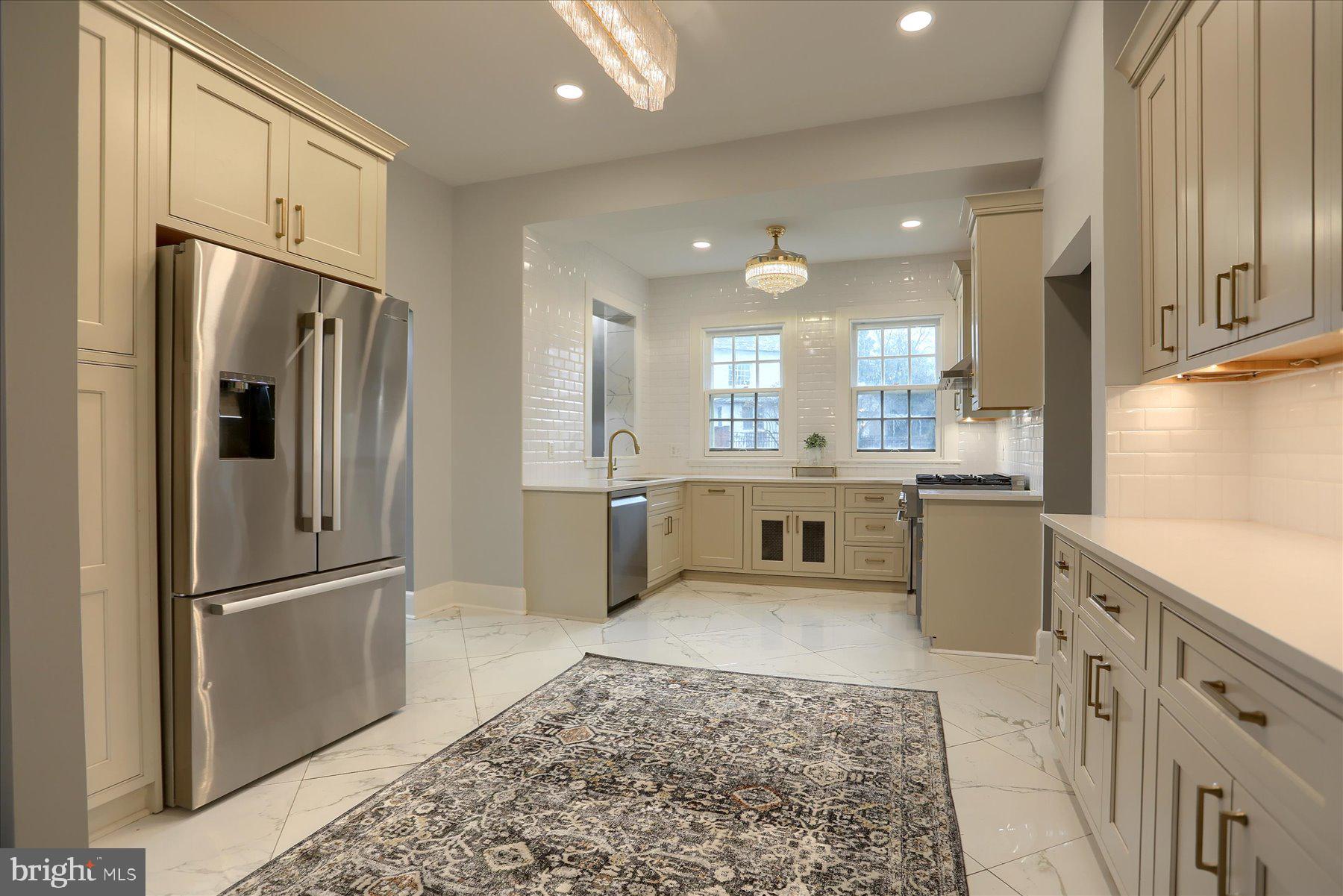 818 W UNIVERSITY PARKWAY