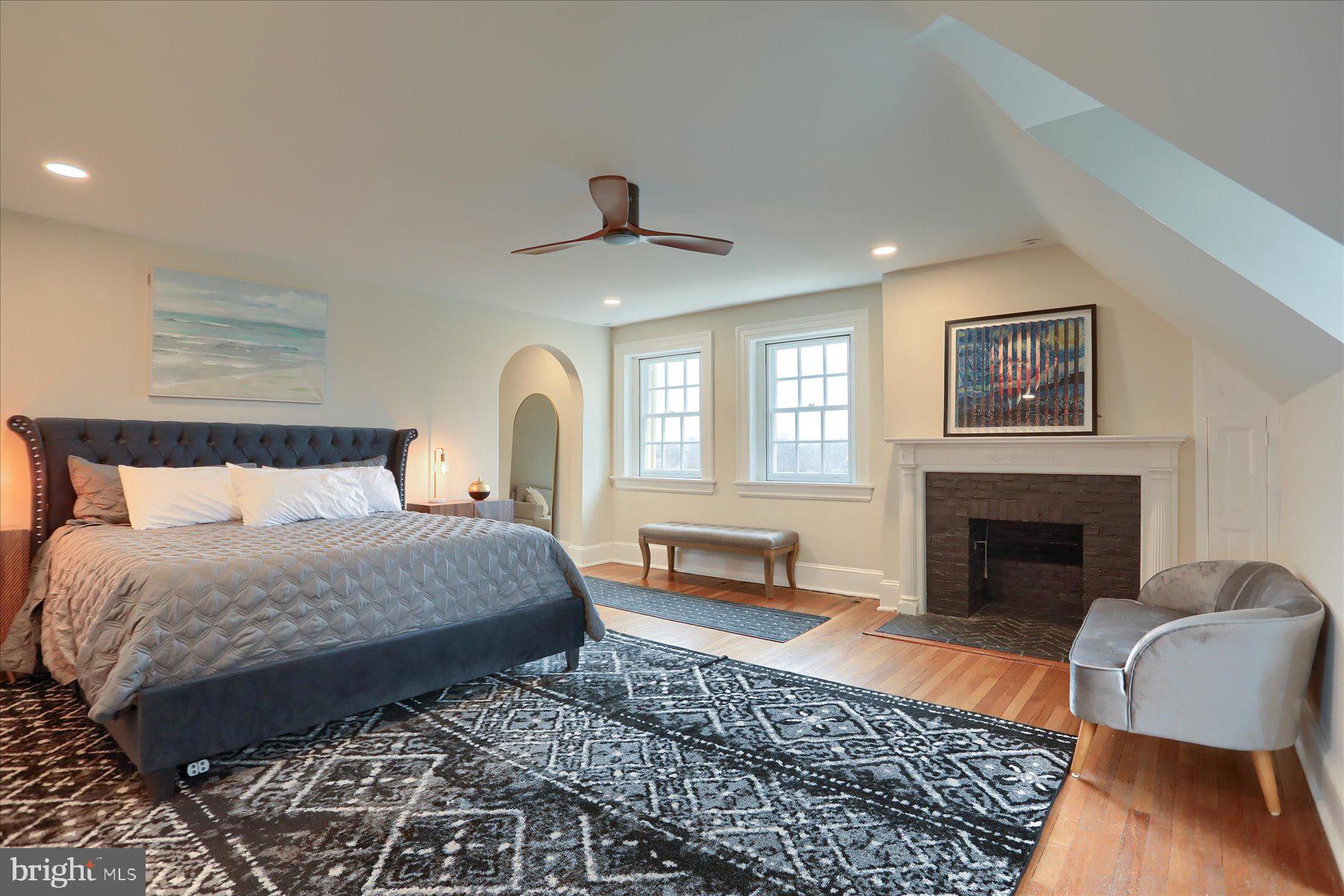 818 W UNIVERSITY PARKWAY