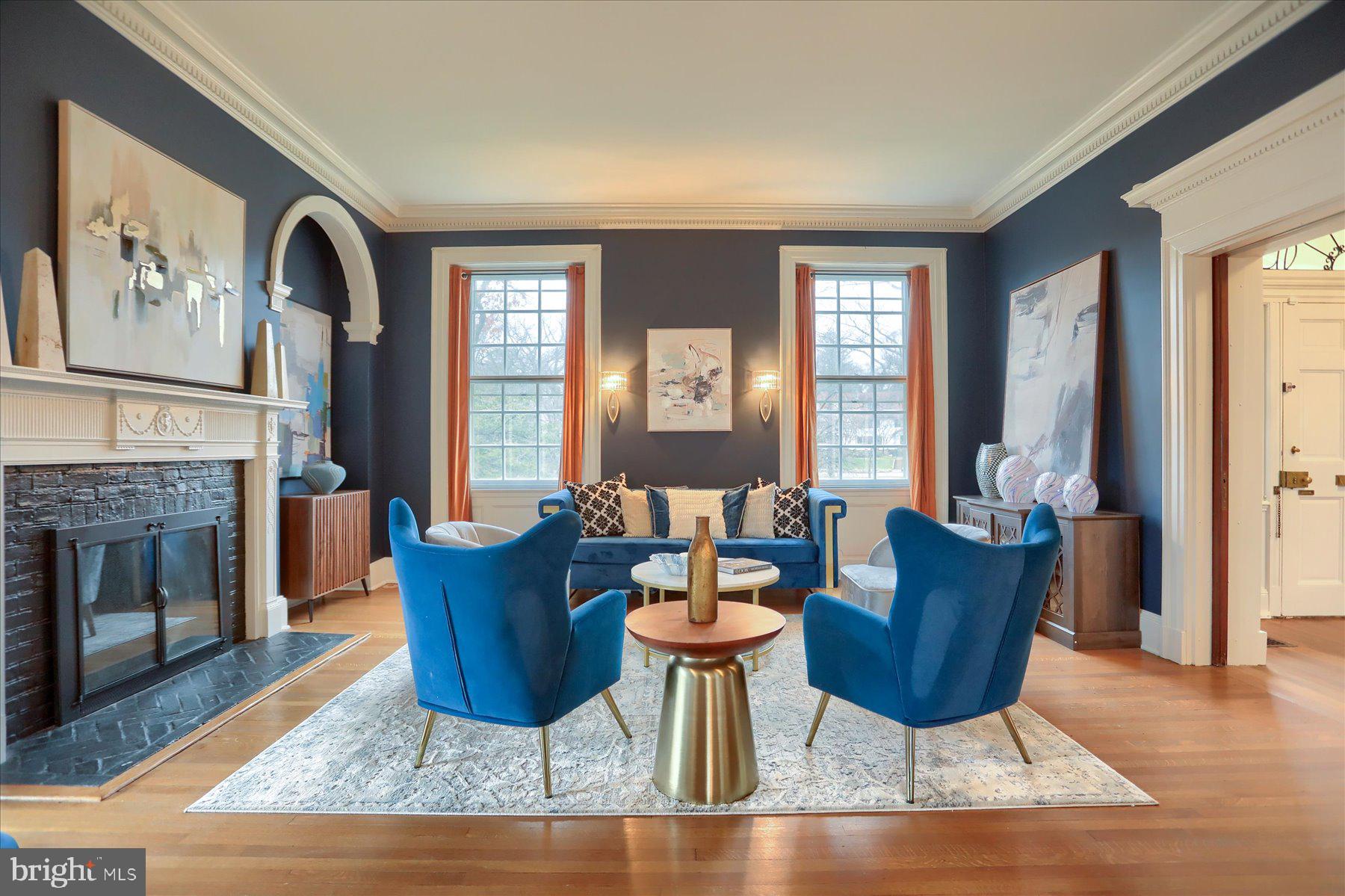 818 W UNIVERSITY PARKWAY