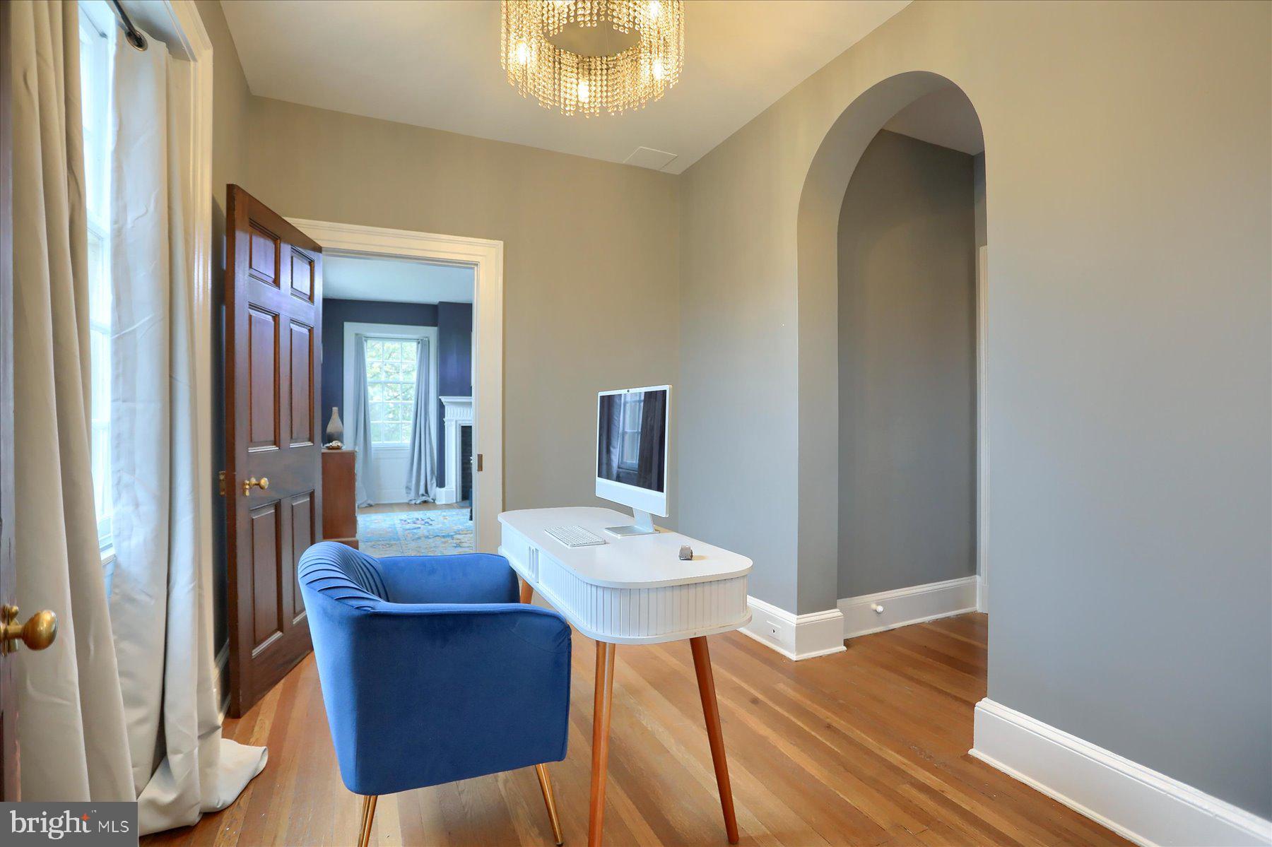 818 W UNIVERSITY PARKWAY