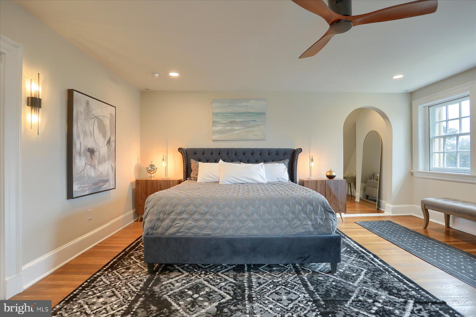 818 W UNIVERSITY PARKWAY