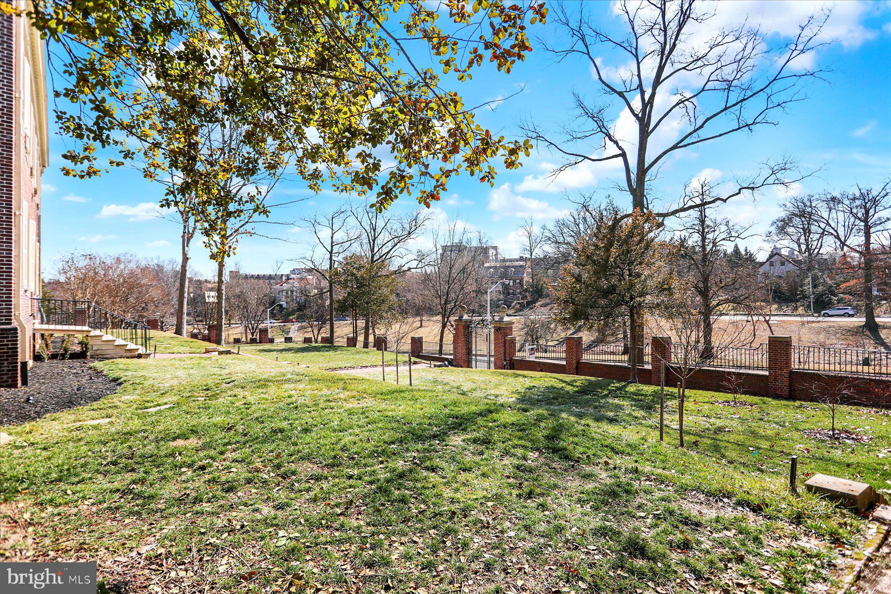 818 W UNIVERSITY PARKWAY