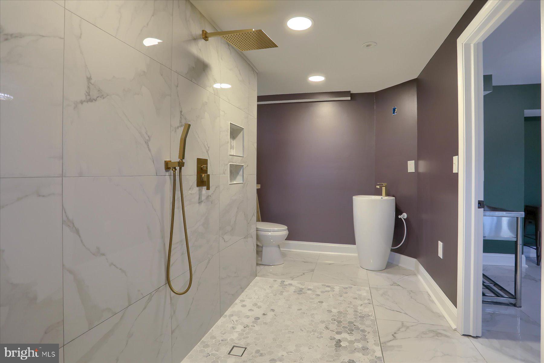 818 W UNIVERSITY PARKWAY