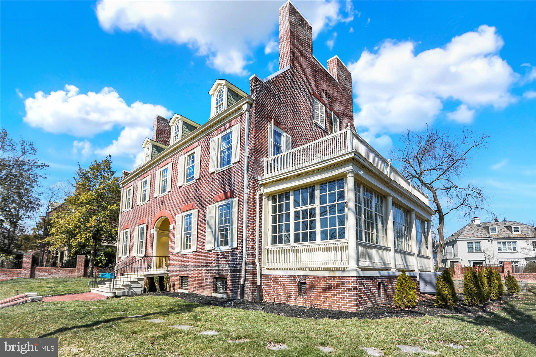 818 W UNIVERSITY PARKWAY