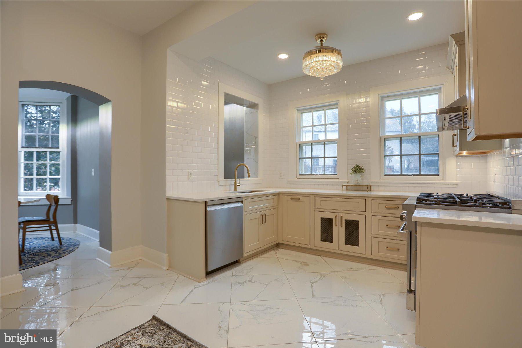 818 W UNIVERSITY PARKWAY