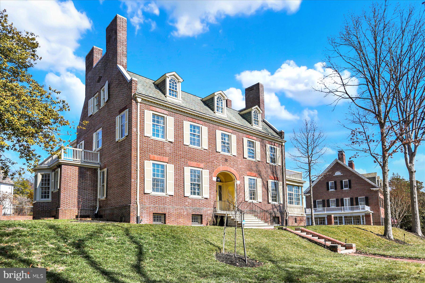 818 W UNIVERSITY PARKWAY