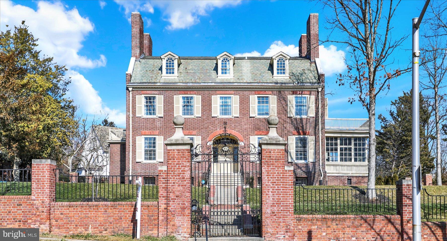 818 W UNIVERSITY PARKWAY