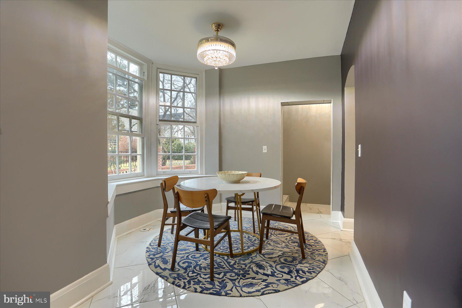 818 W UNIVERSITY PARKWAY