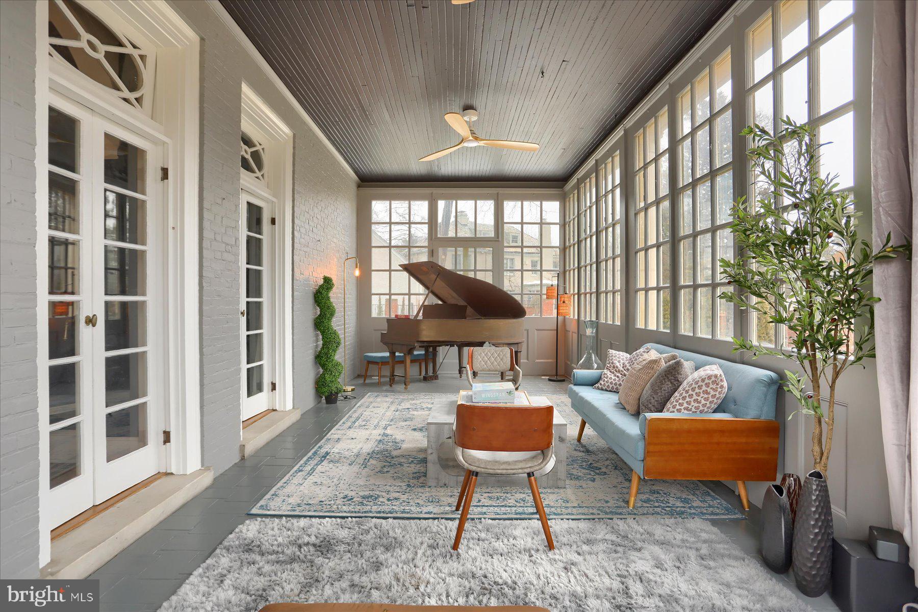 818 W UNIVERSITY PARKWAY