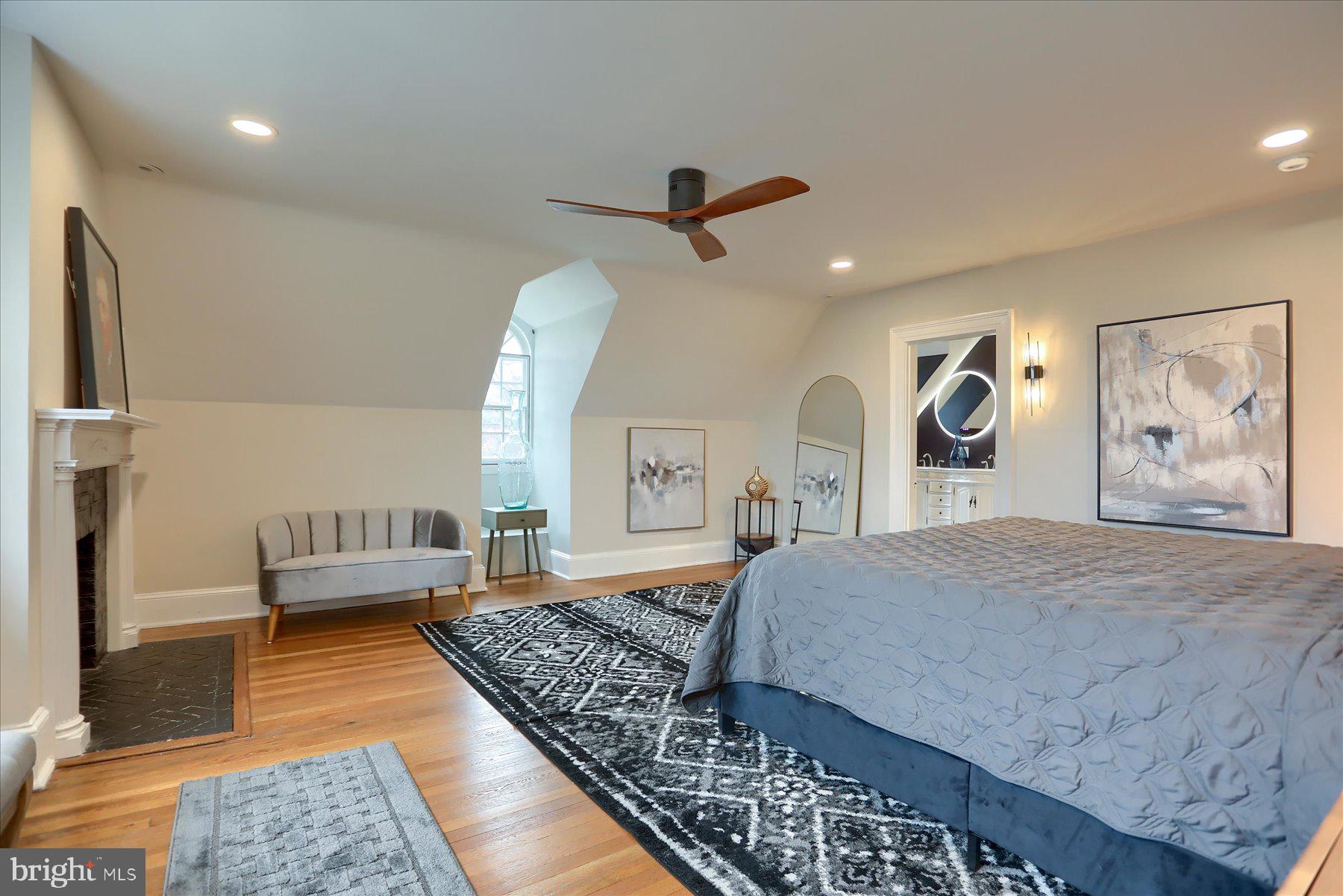 818 W UNIVERSITY PARKWAY