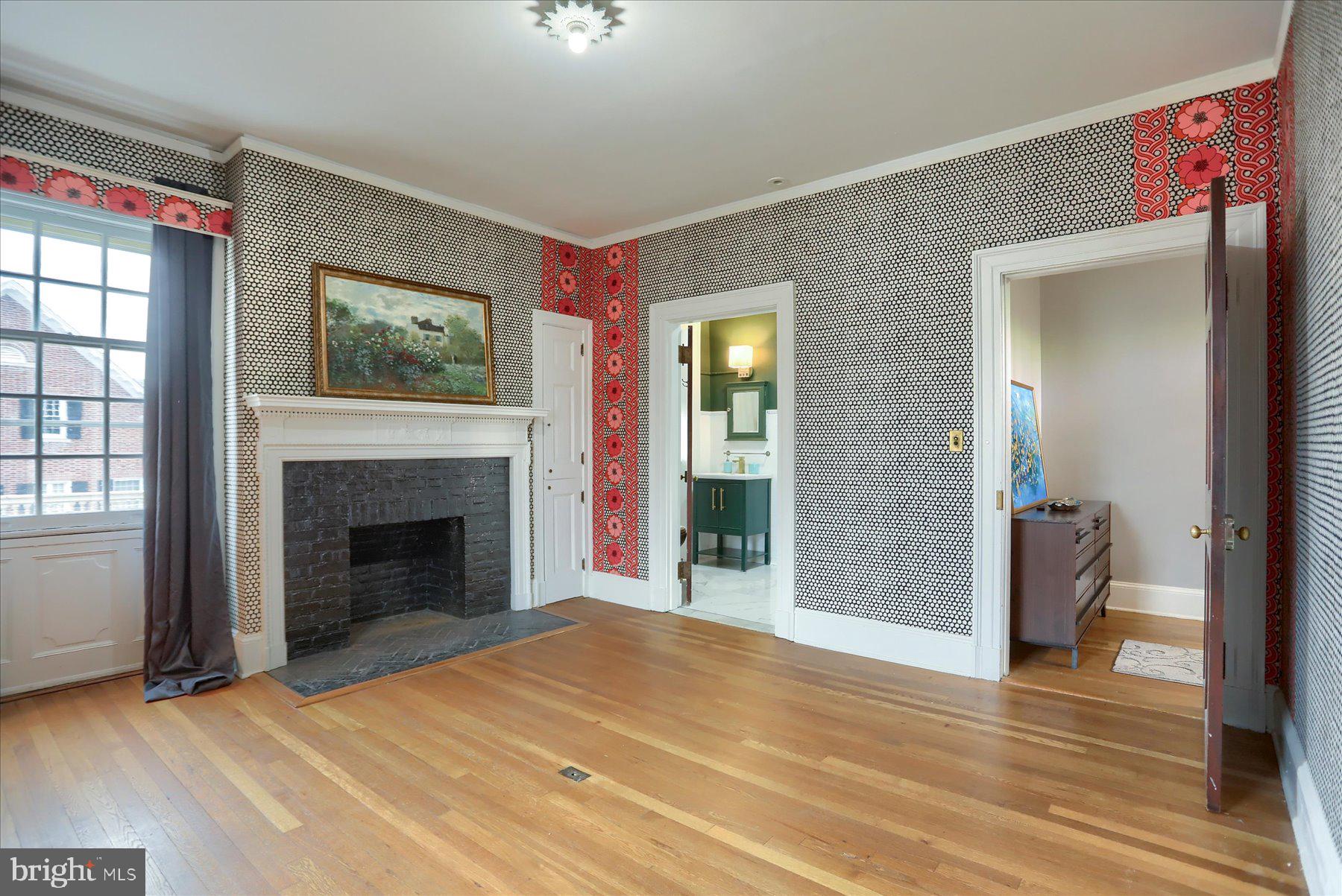 818 W UNIVERSITY PARKWAY