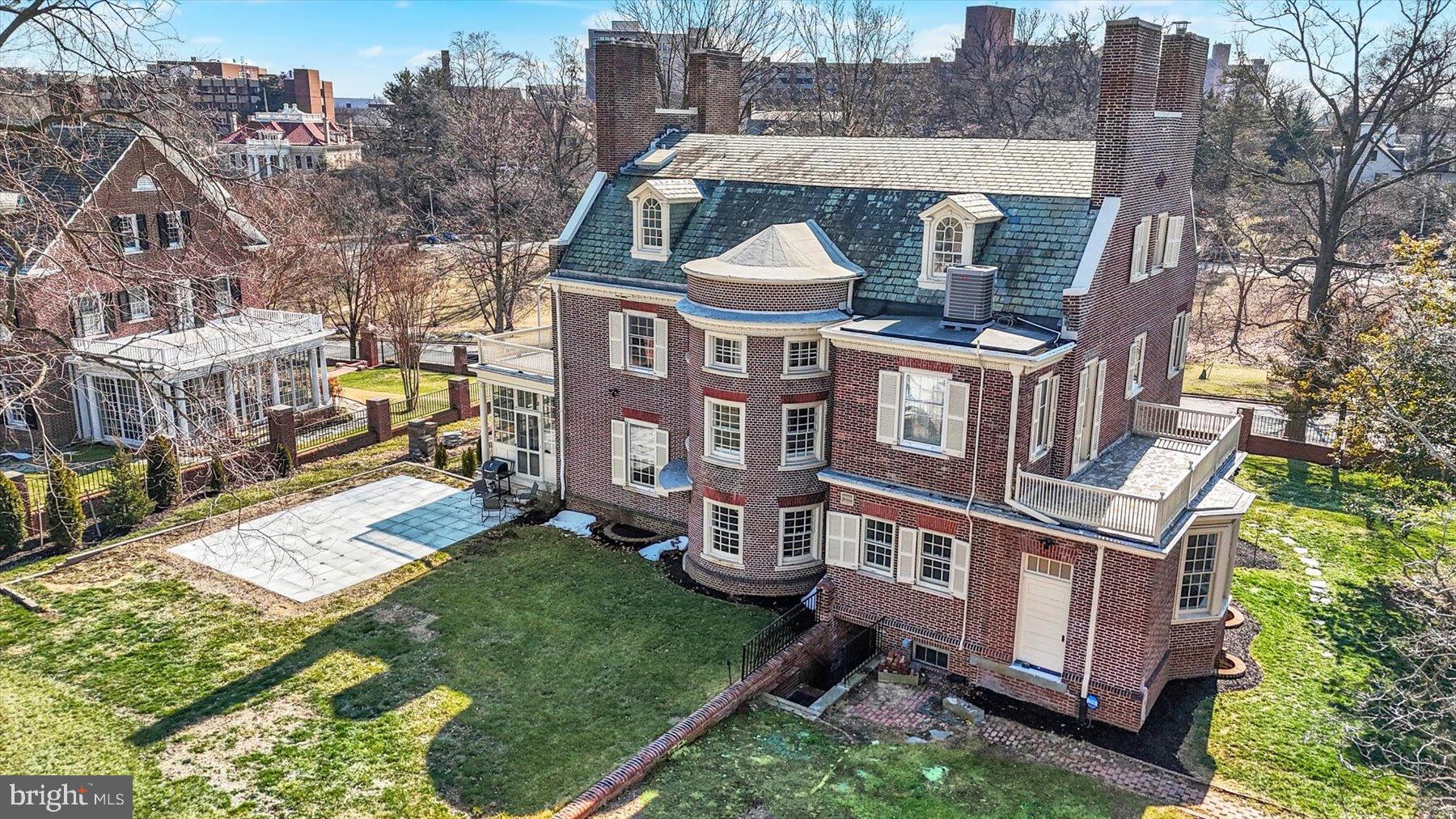 818 W UNIVERSITY PARKWAY