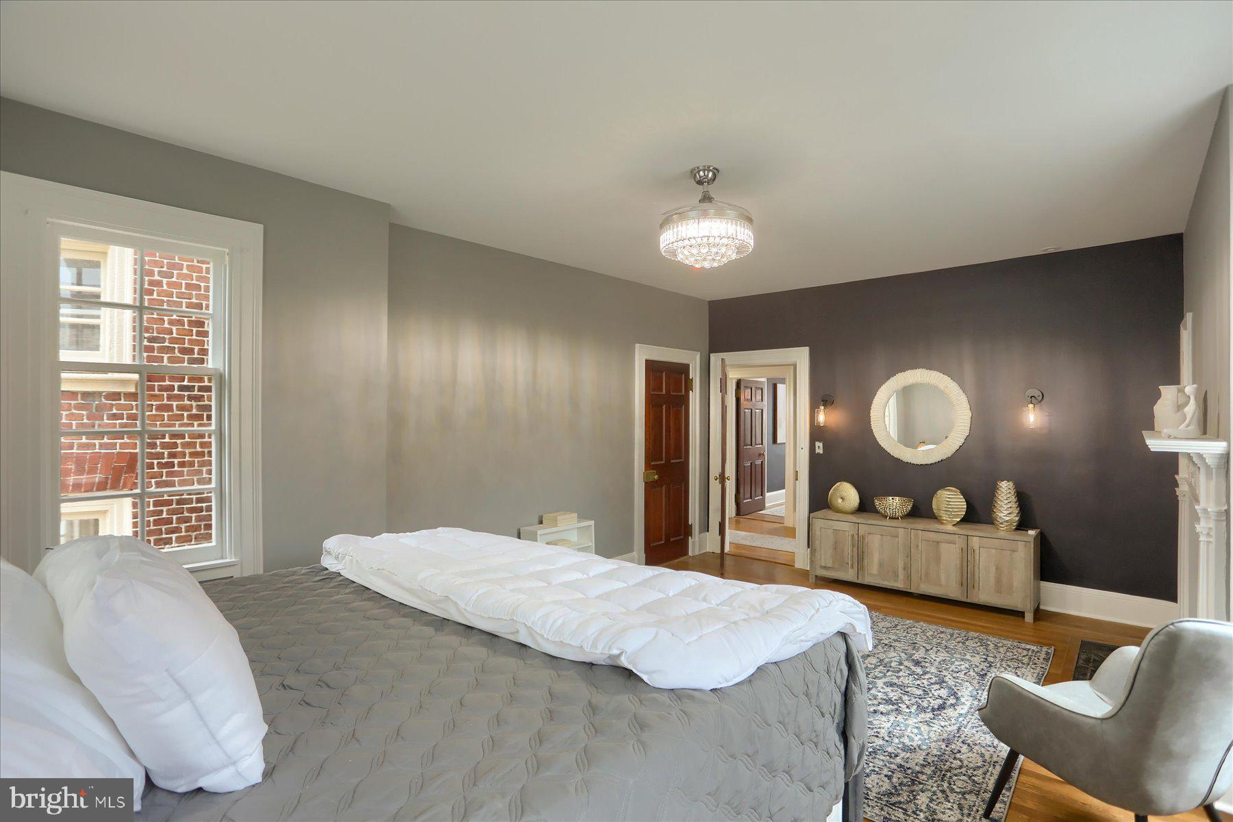 818 W UNIVERSITY PARKWAY