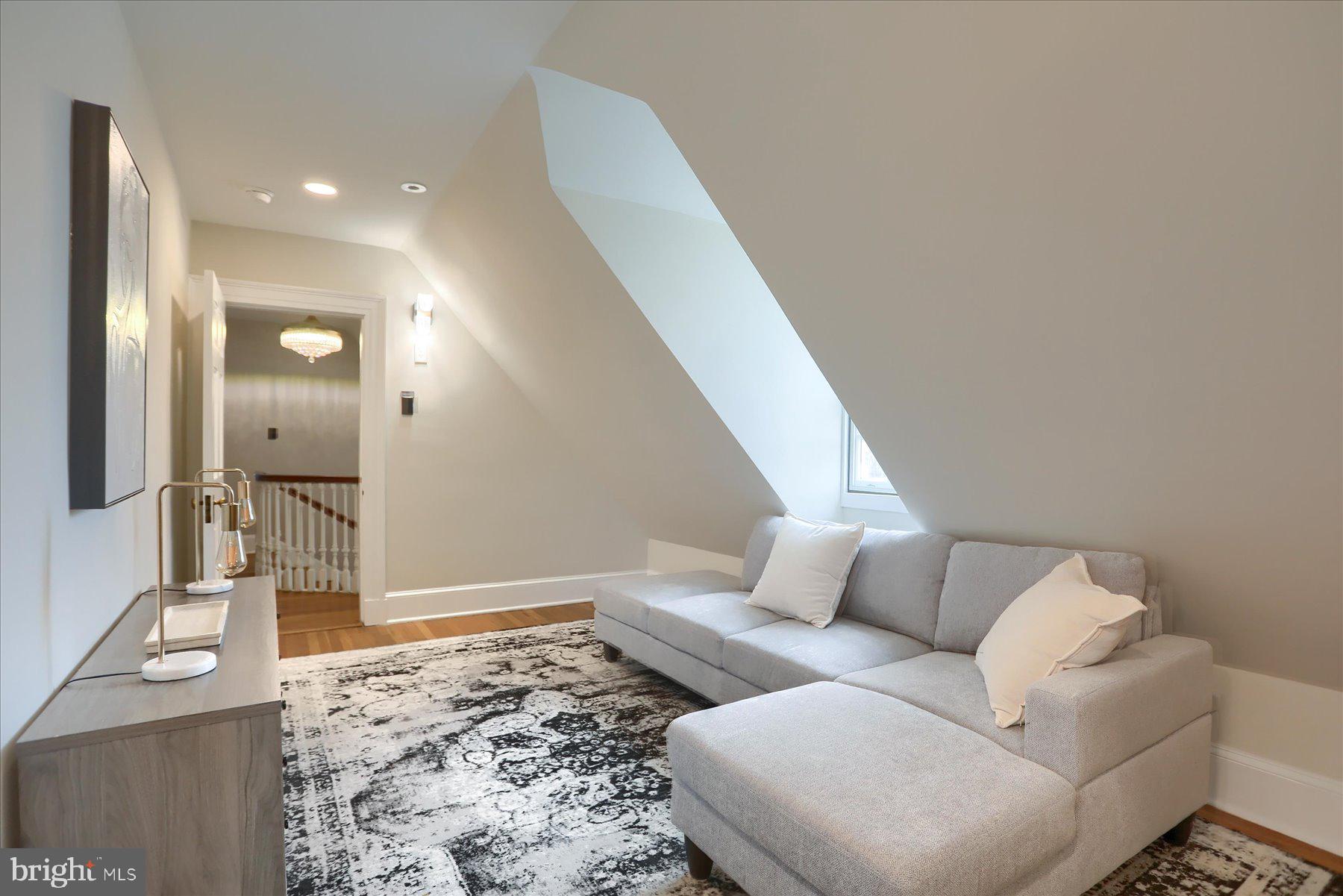 818 W UNIVERSITY PARKWAY