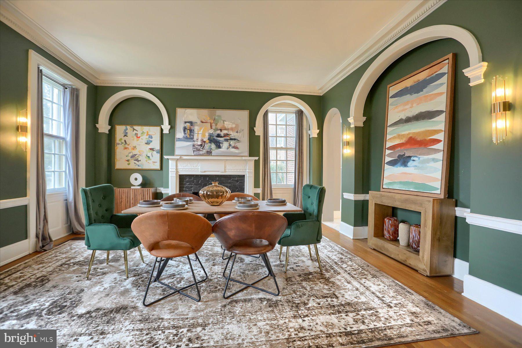 818 W UNIVERSITY PARKWAY