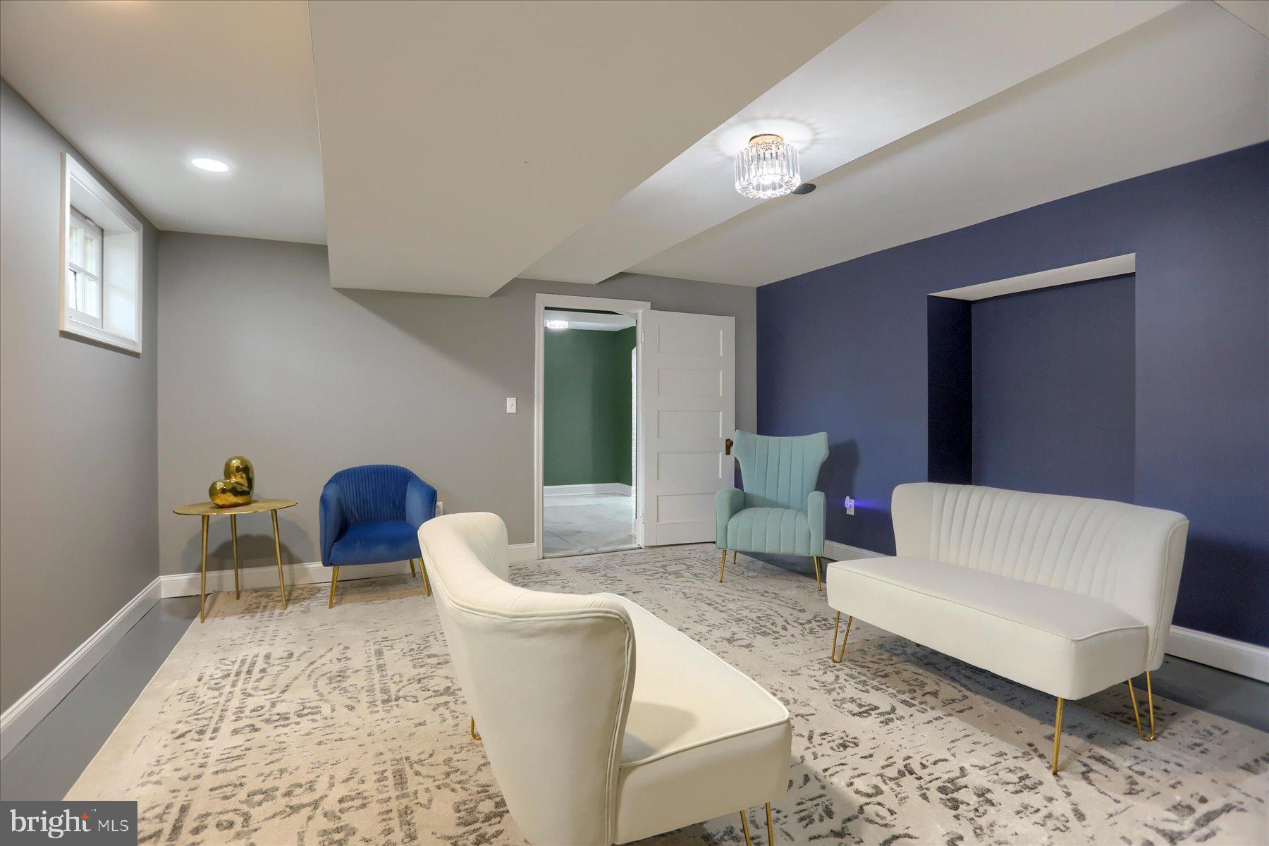 818 W UNIVERSITY PARKWAY