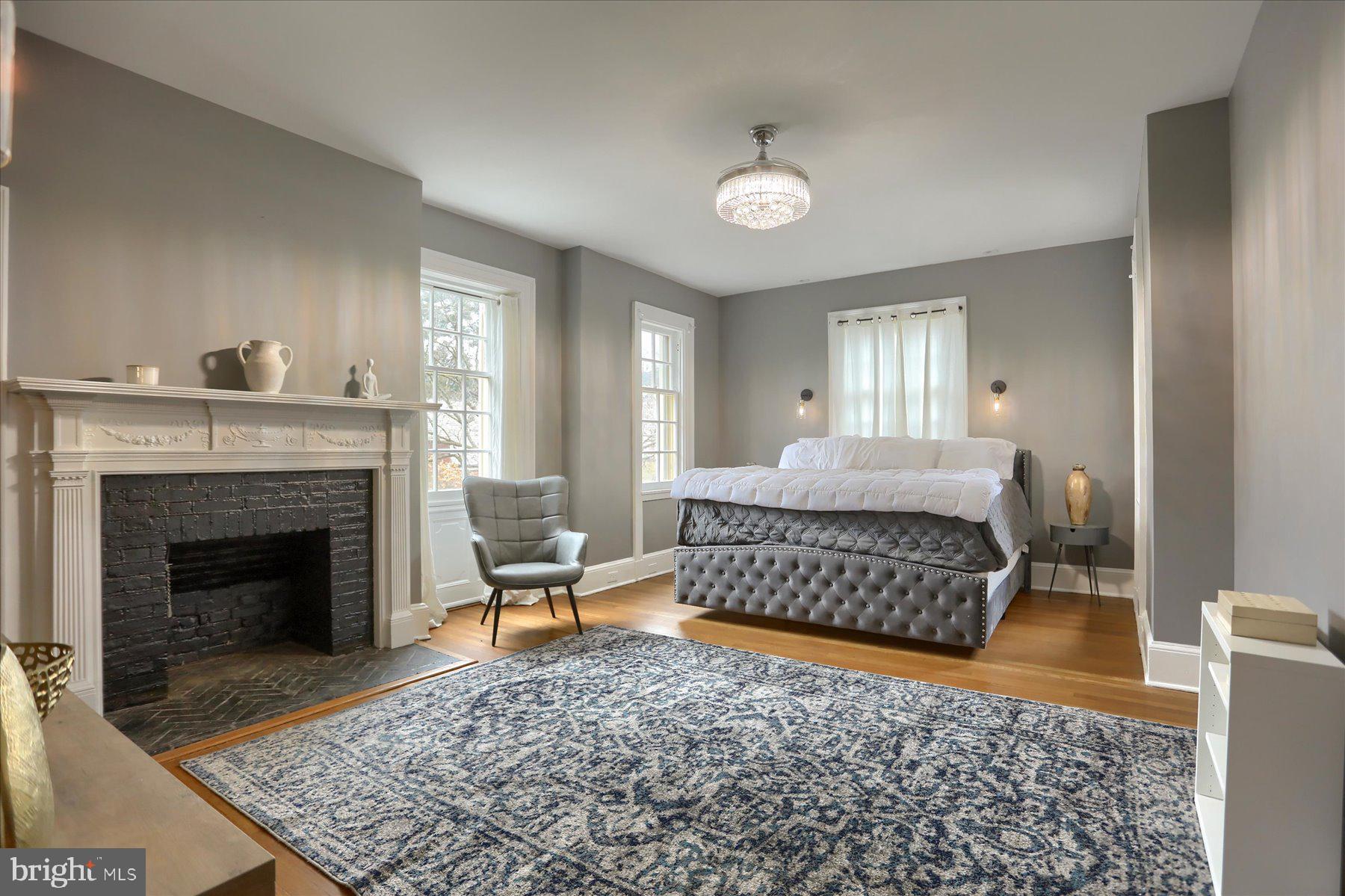 818 W UNIVERSITY PARKWAY