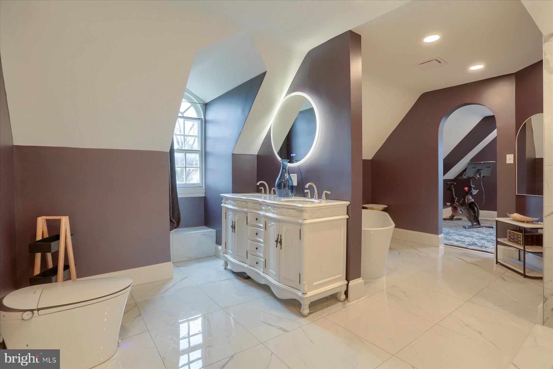 818 W UNIVERSITY PARKWAY