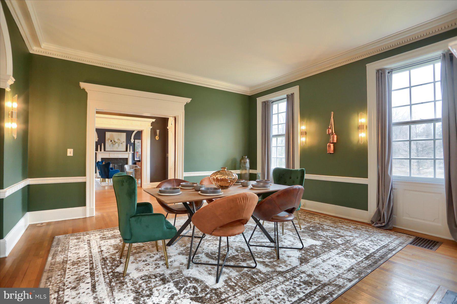 818 W UNIVERSITY PARKWAY