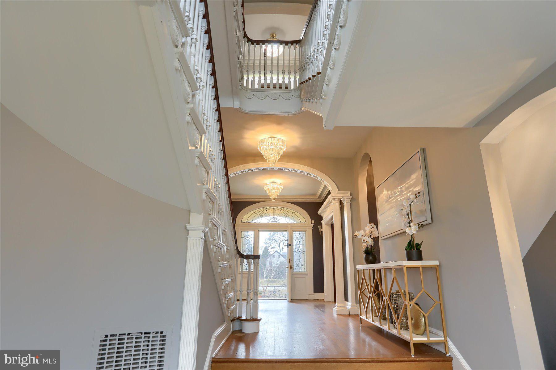 818 W UNIVERSITY PARKWAY