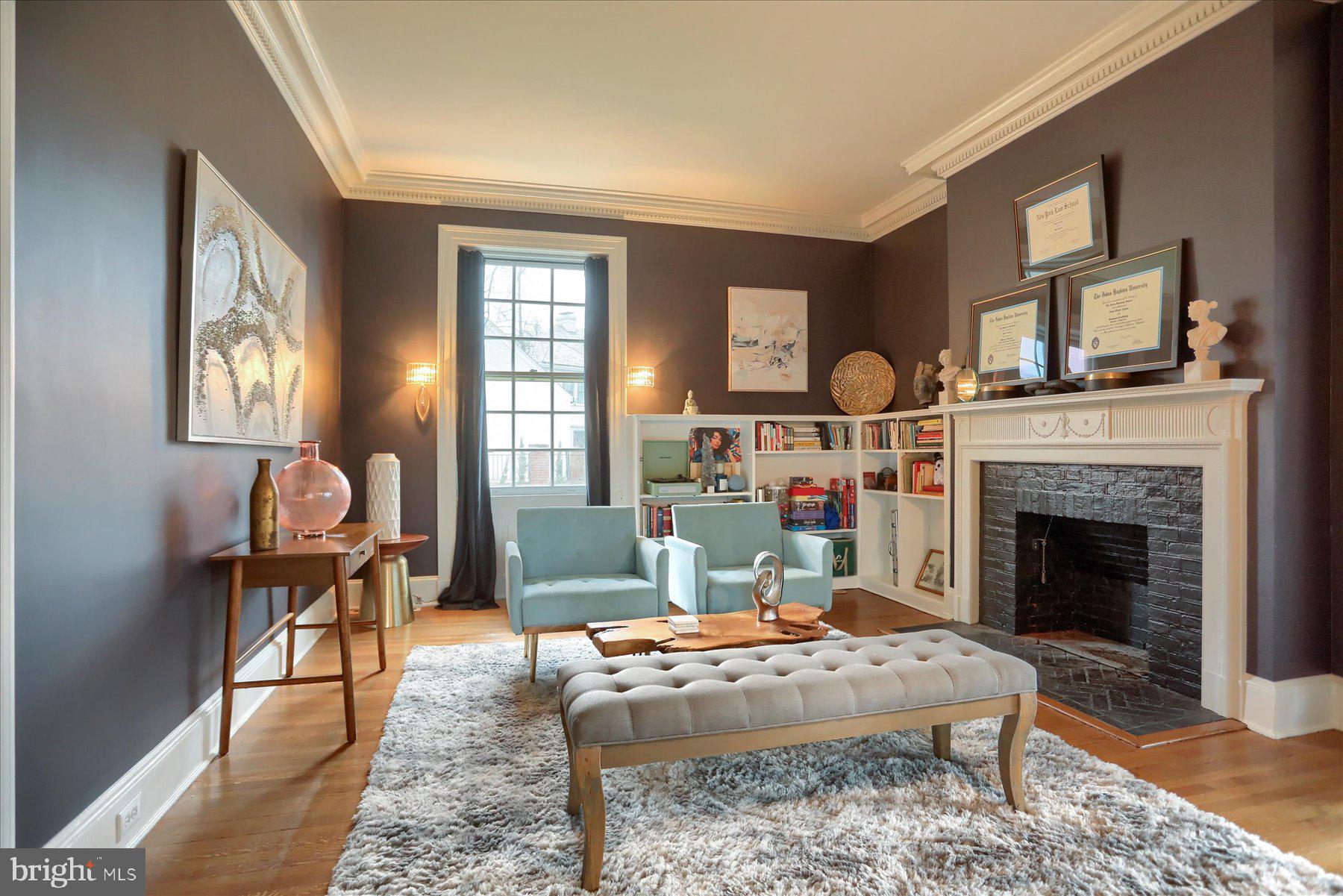 818 W UNIVERSITY PARKWAY