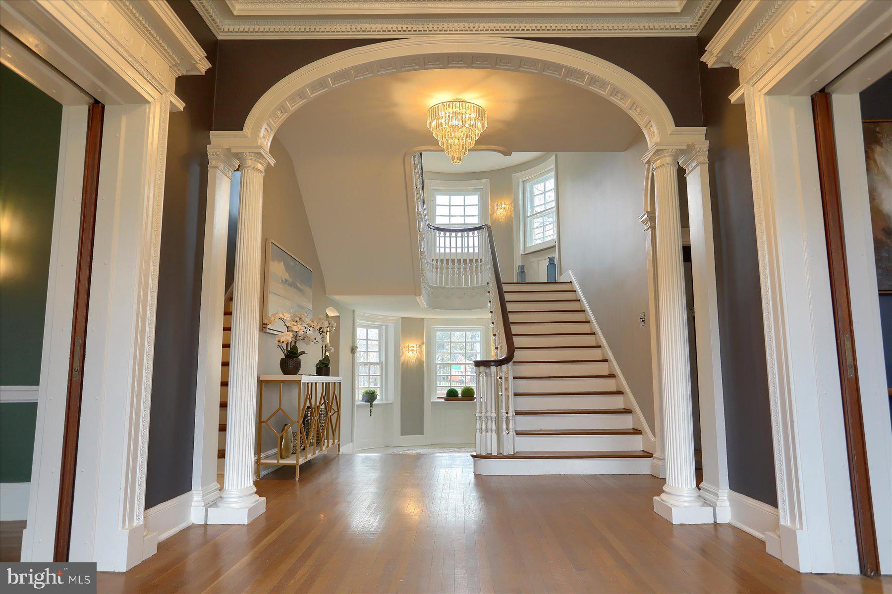 818 W UNIVERSITY PARKWAY