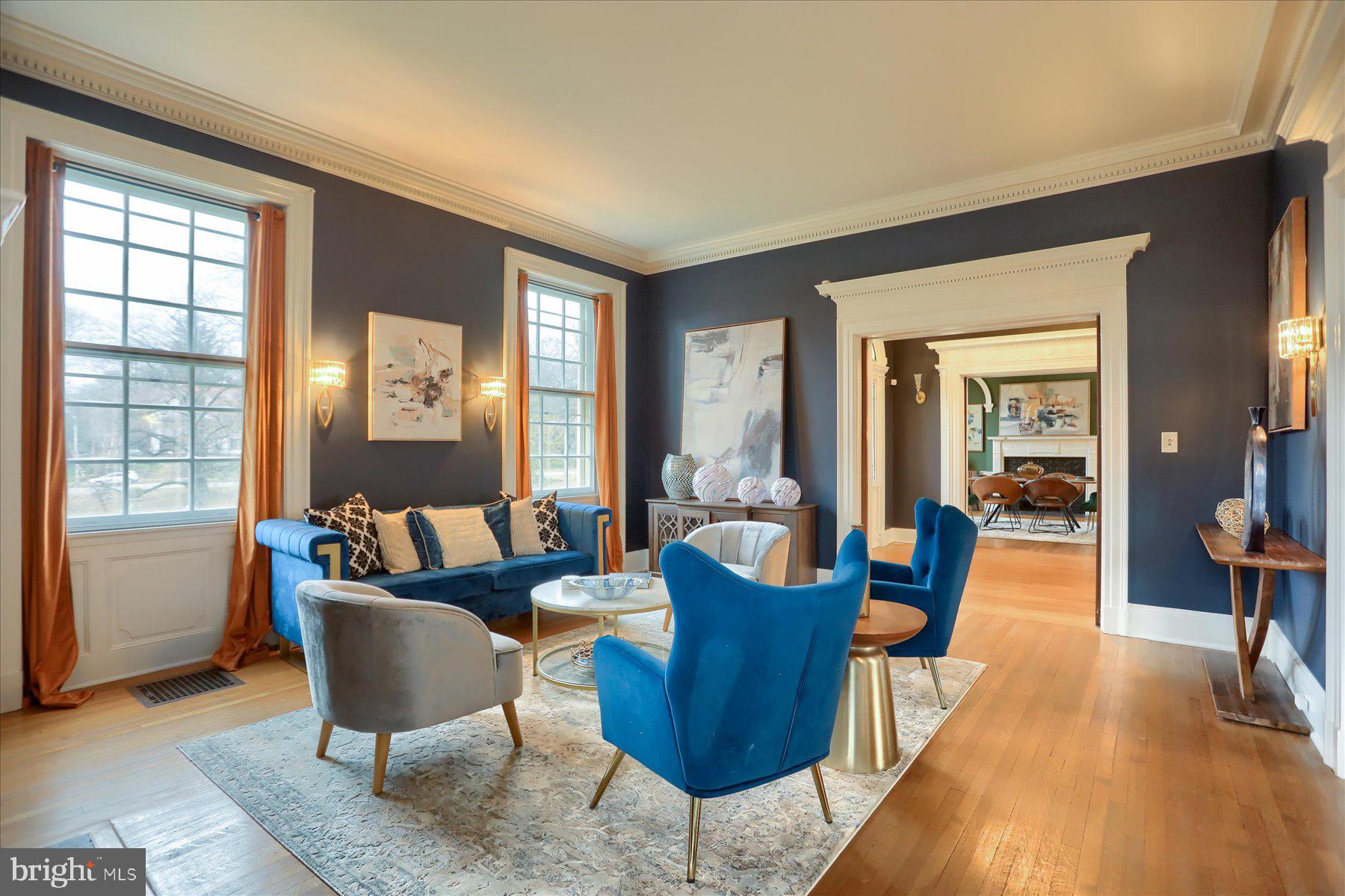 818 W UNIVERSITY PARKWAY