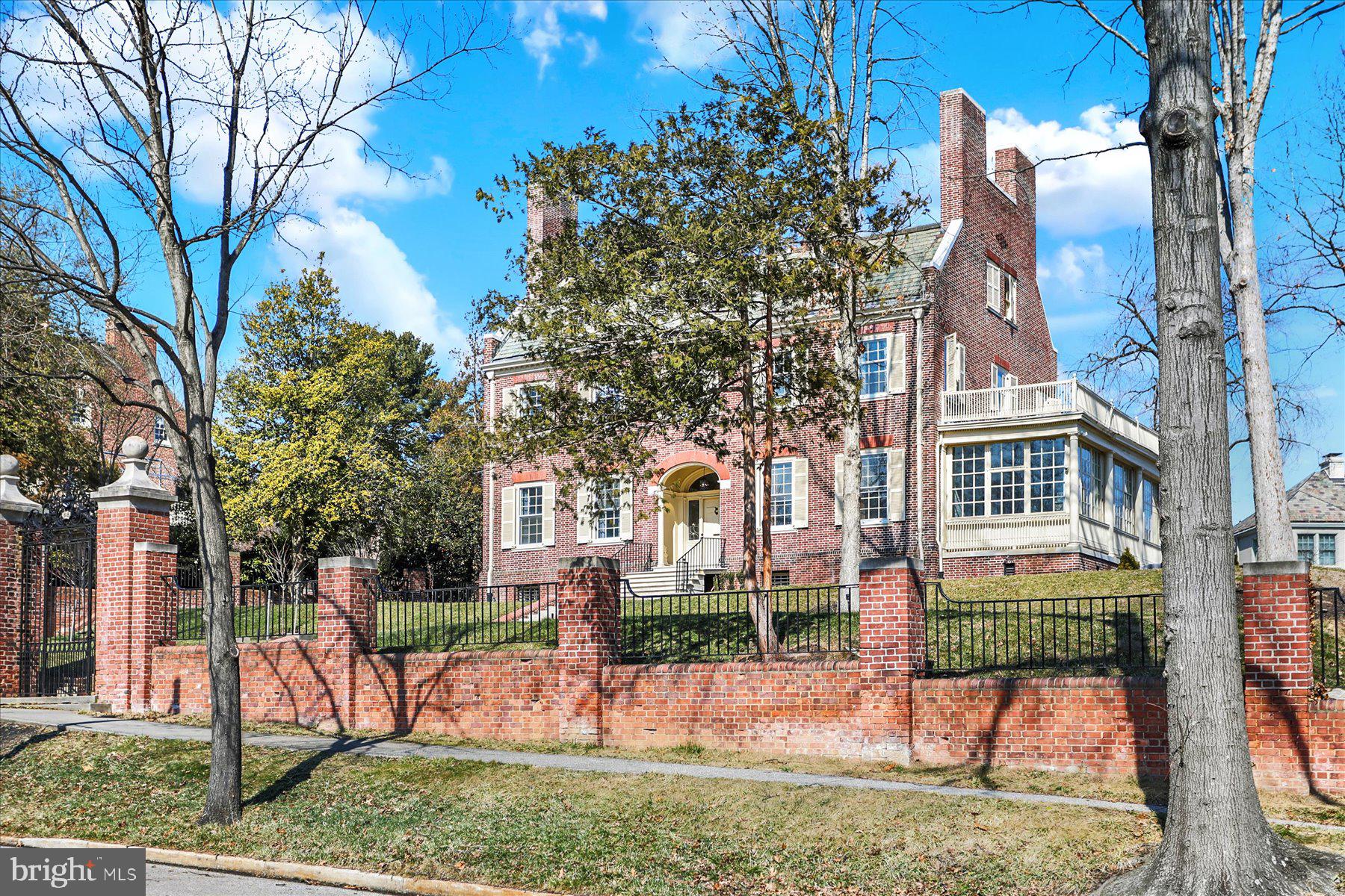 818 W UNIVERSITY PARKWAY