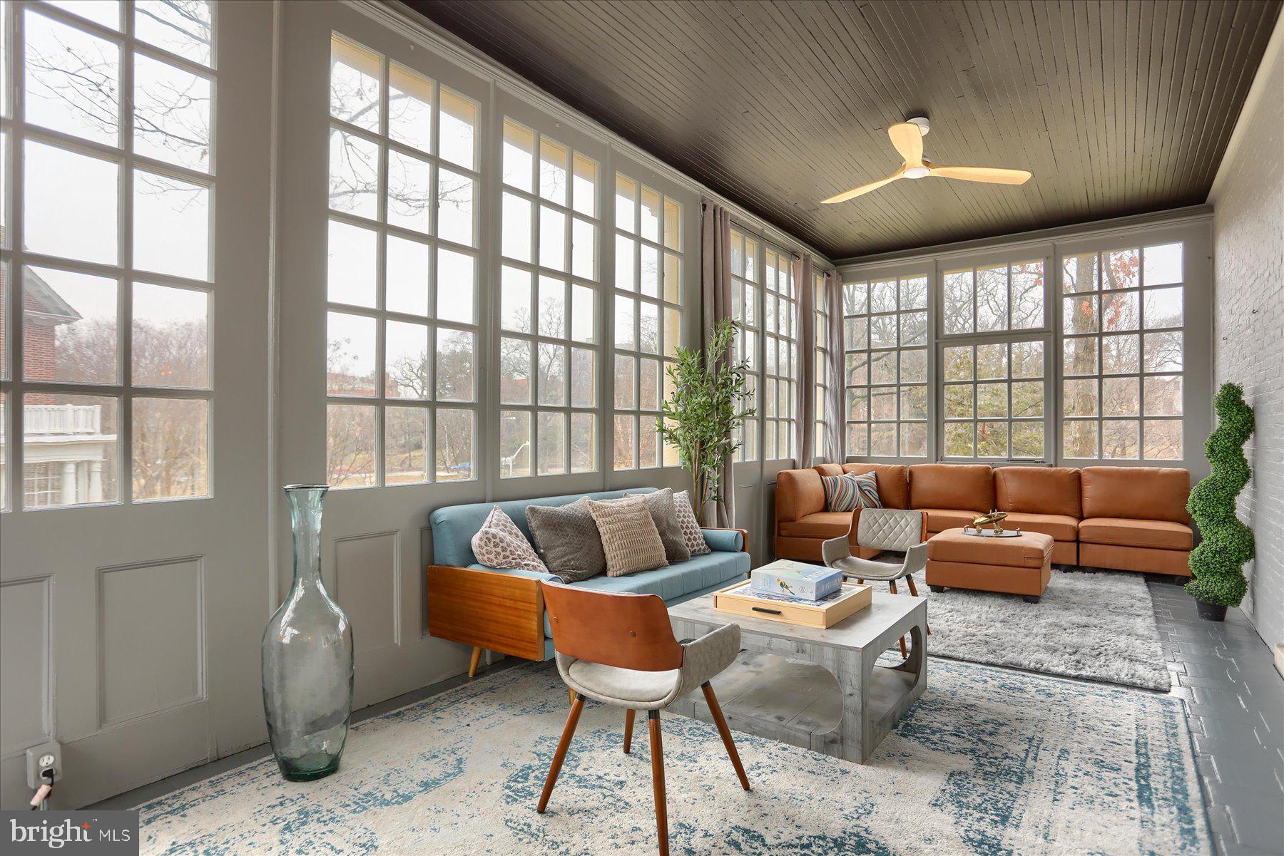 818 W UNIVERSITY PARKWAY