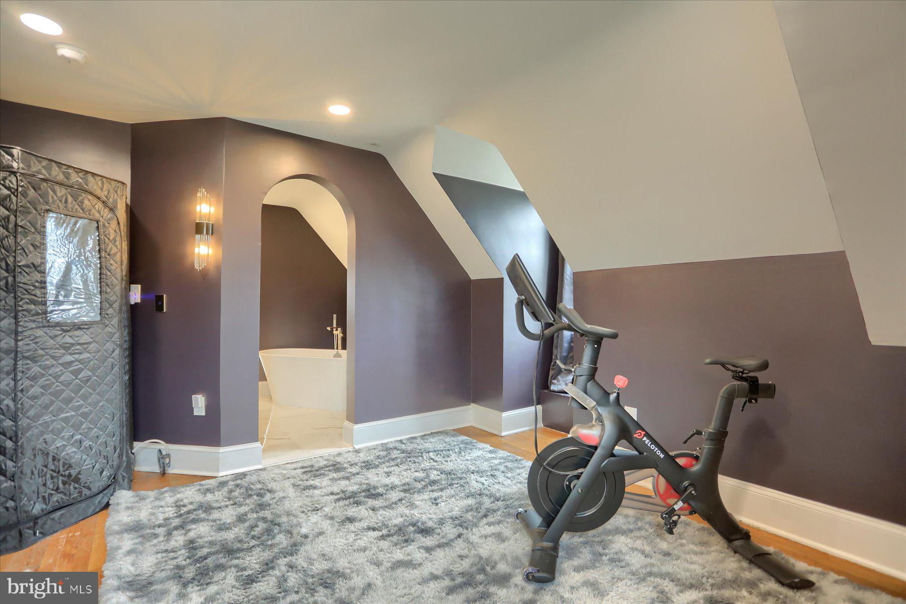 818 W UNIVERSITY PARKWAY