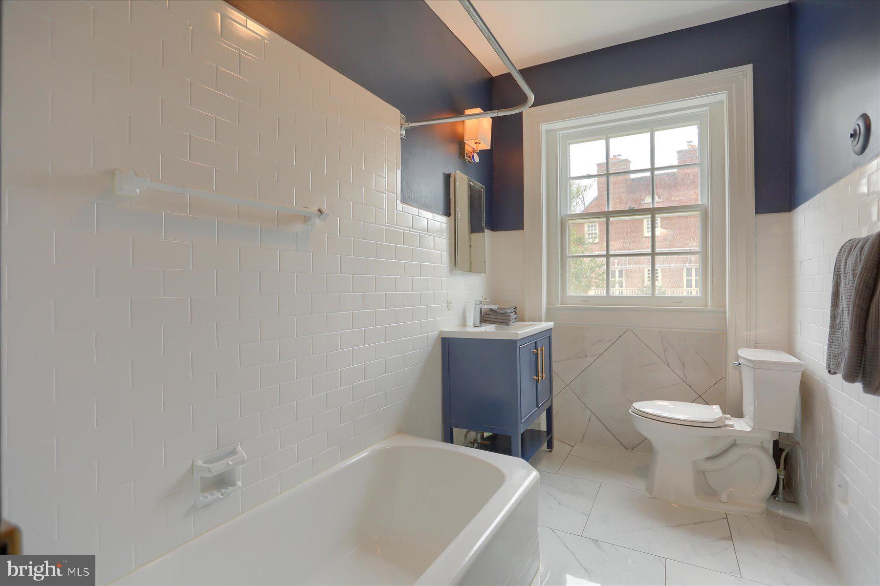 818 W UNIVERSITY PARKWAY