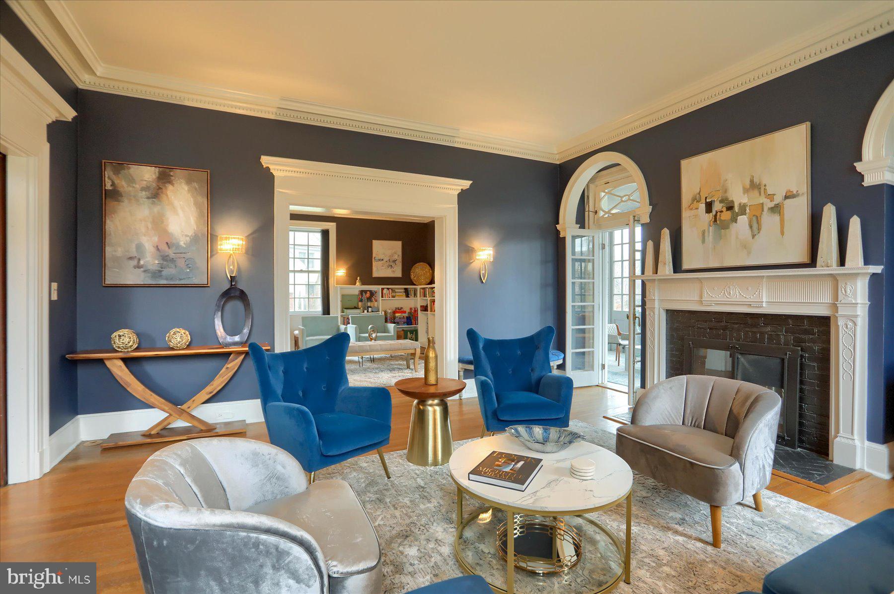 818 W UNIVERSITY PARKWAY